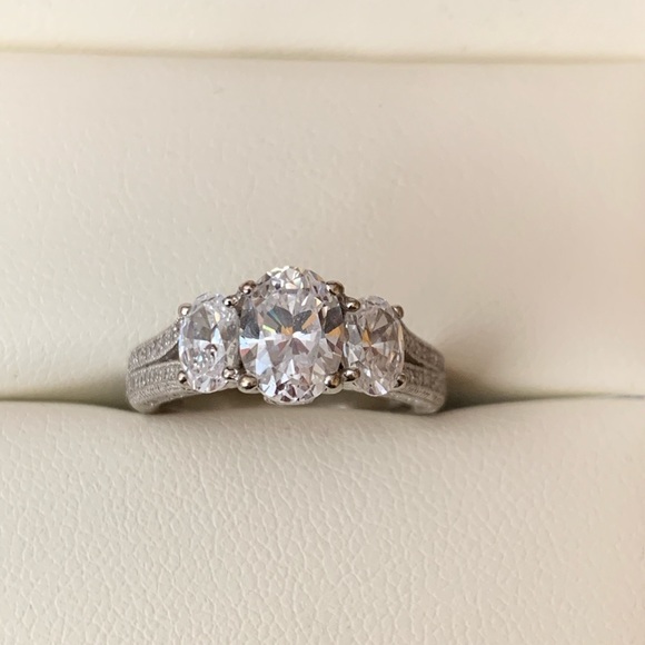 Berricle 3-stone 2.00 ctw oval cut cz ring - Picture 4 of 7